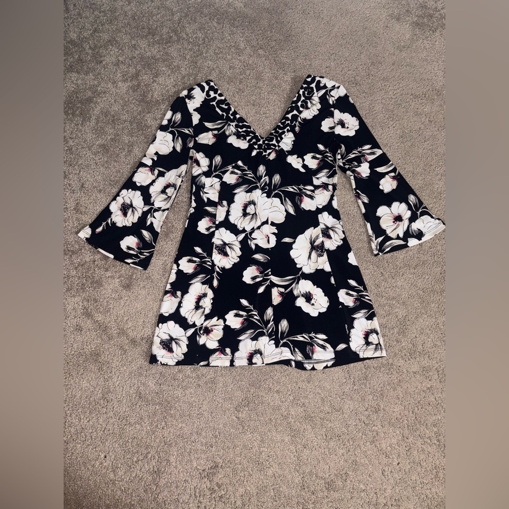White House Black Market Top
Womens Black Double V Neck Floral
Blouse Size XXS - Picture 10 of 11
